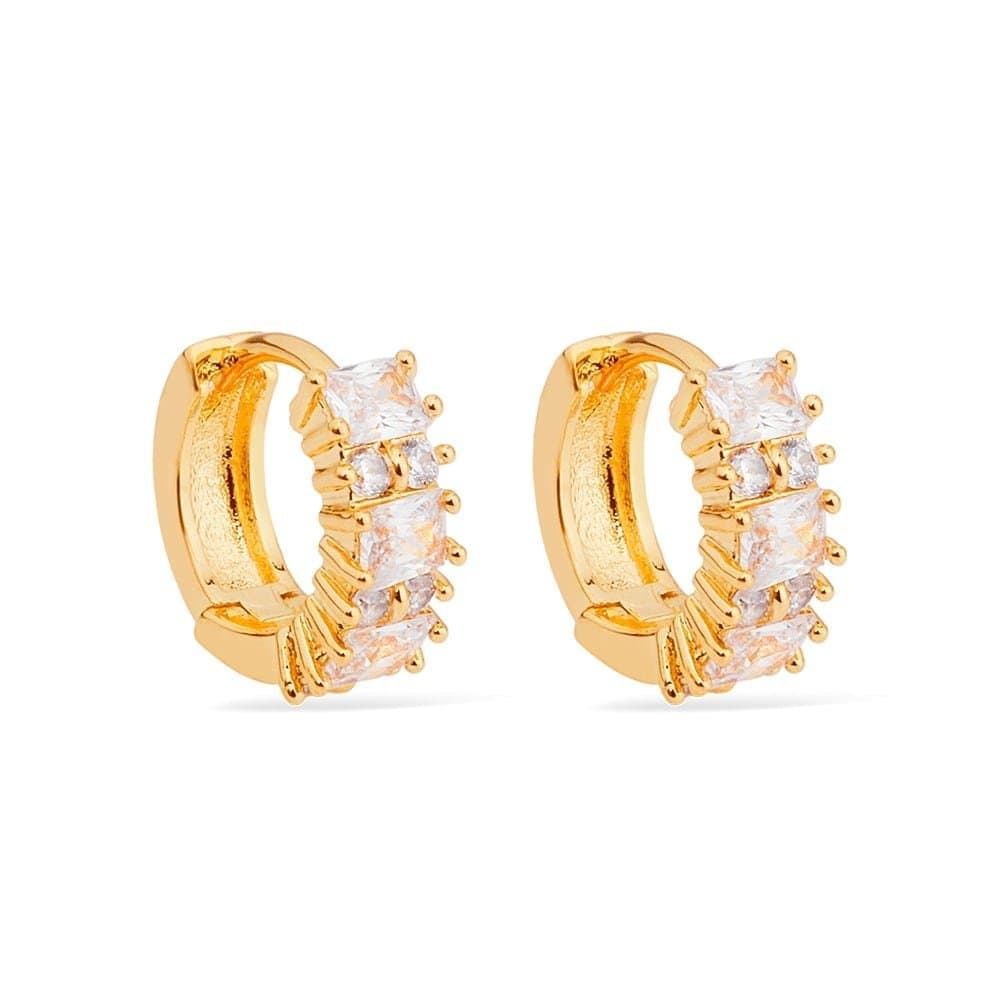 Brinco Dourado de Argolinha com 7 Pedras de Zircônia - Banho de Ouro 24k para revenda | Hub Joias
