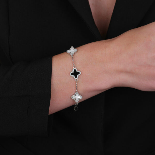 Pulseira Prateada de Trevos Pretos e Brancos Cravejados de Zircônia - Imagem 2